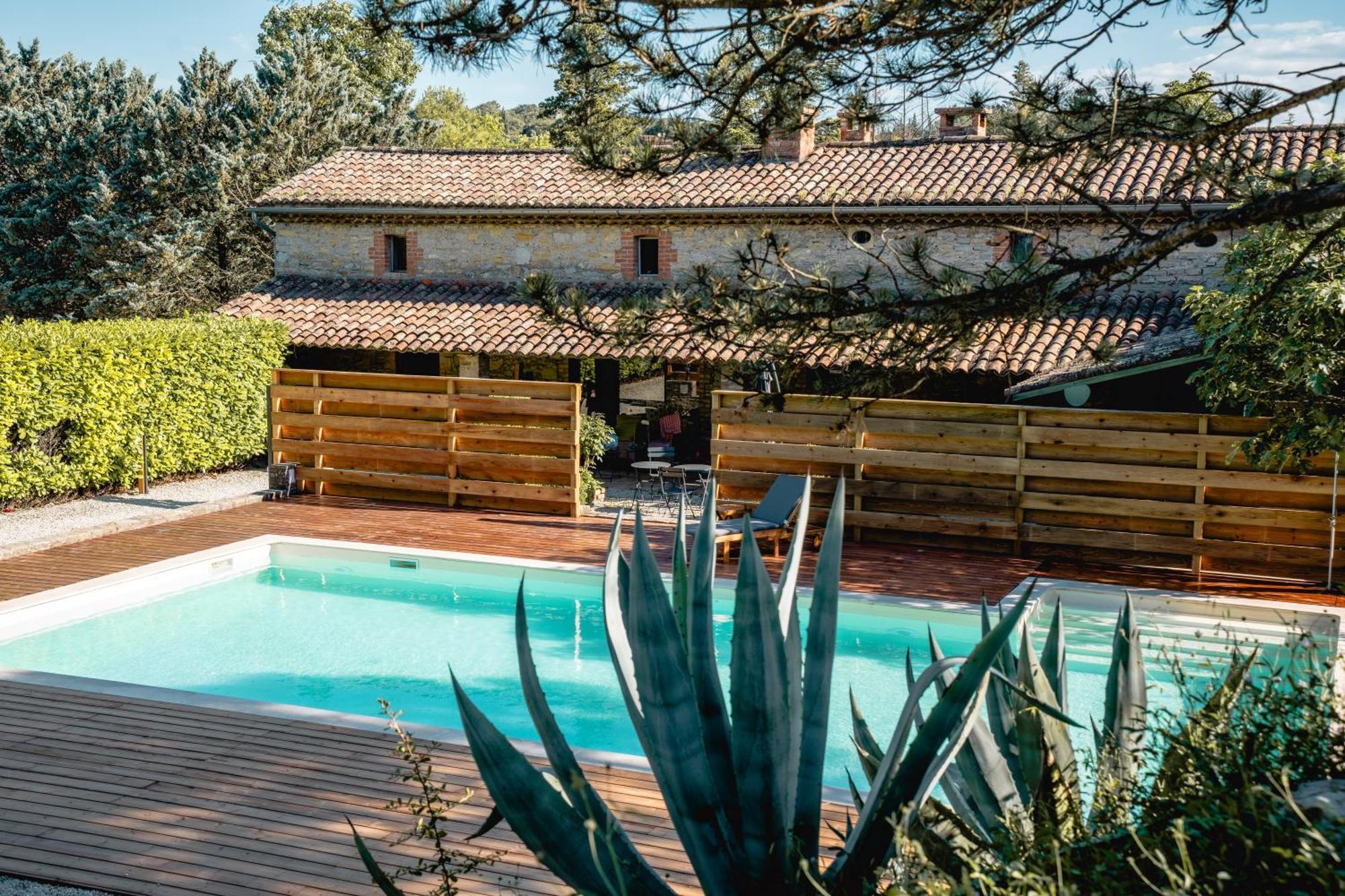 Les Terres Aoyama Hotel Saint Julien Les Rosiers Buitenkant foto