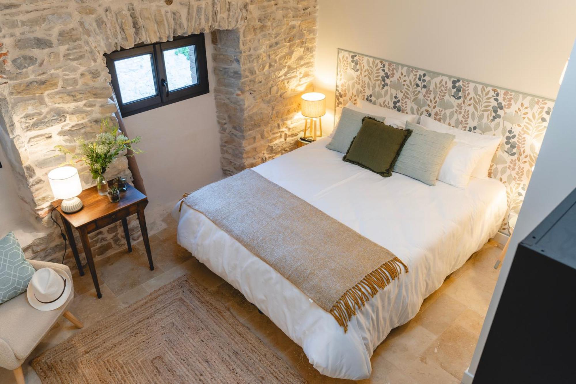 Les Terres Aoyama Hotel Saint Julien Les Rosiers Buitenkant foto