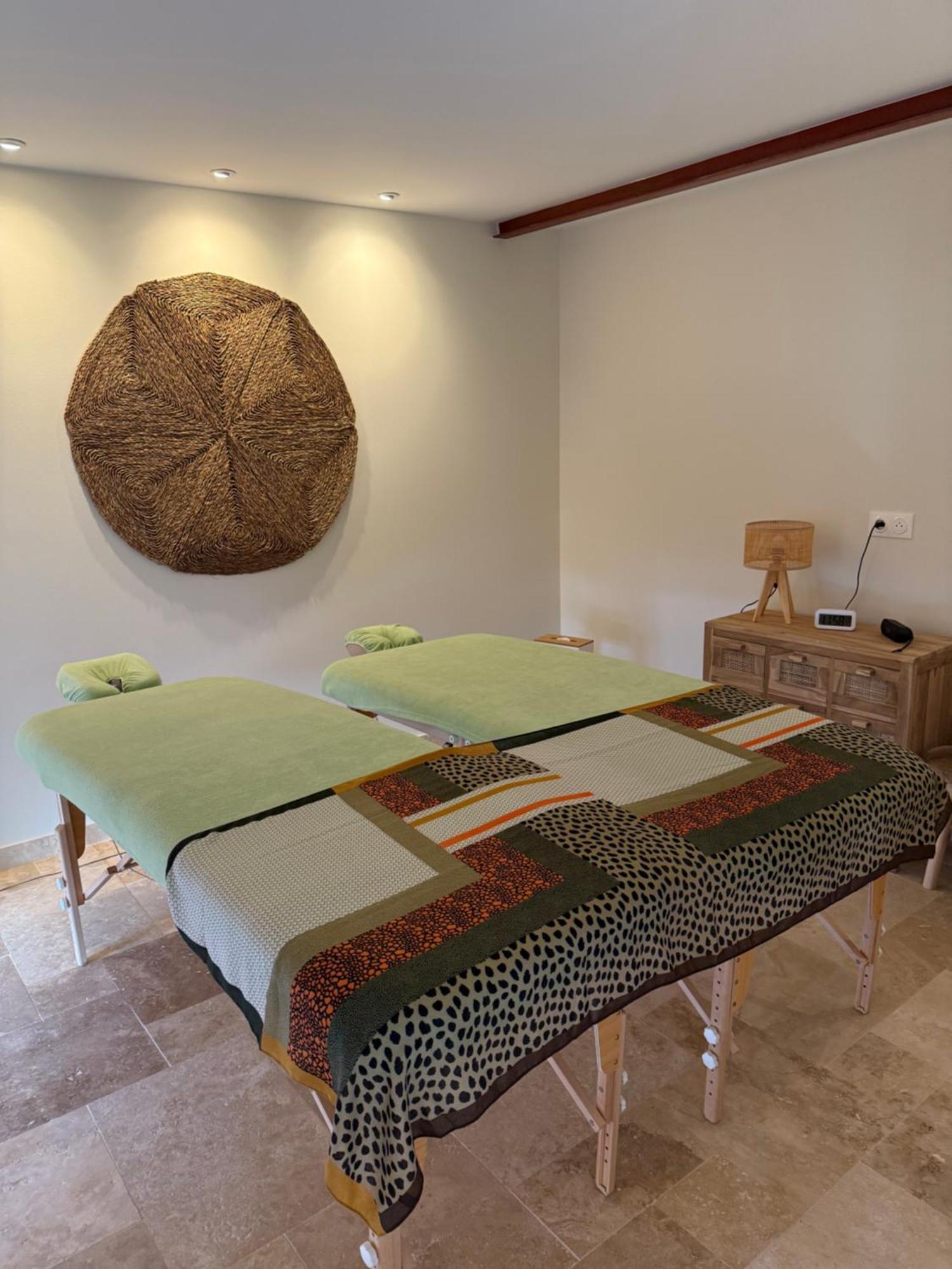 Les Terres Aoyama Hotel Saint Julien Les Rosiers Buitenkant foto